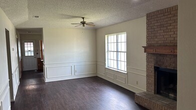 501 Guerin Dr in Arlington, TX - Building Photo - Building Photo