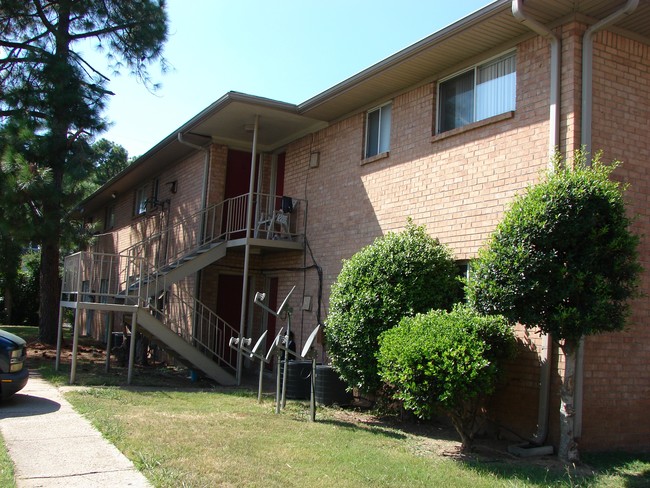 Pineland Apartments in Memphis, TN - Foto de edificio - Building Photo