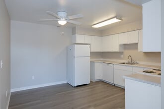 Cambridge Park in Sacramento, CA - Foto de edificio - Interior Photo
