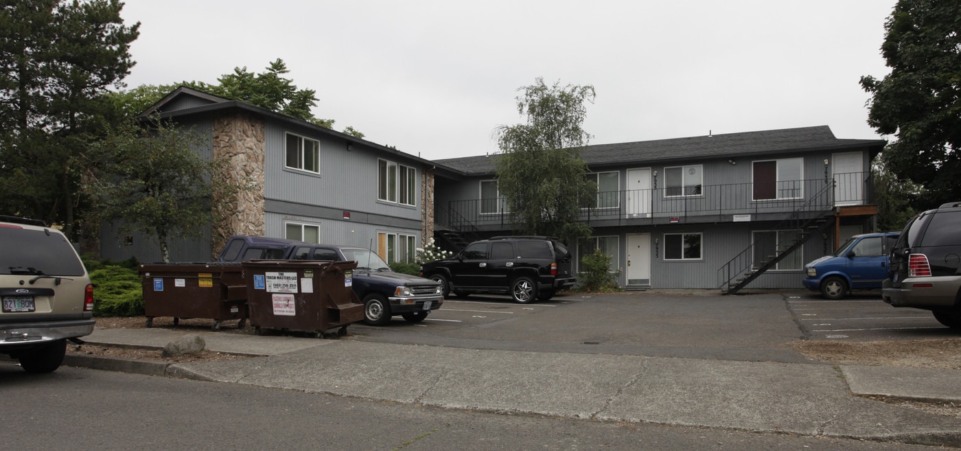 Steele Street Apartments in Portland, OR - Building Photo