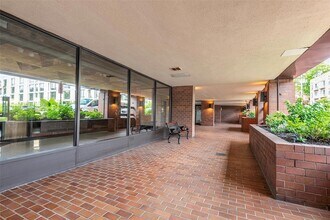 12 Bond St, Unit 4C in Great Neck Plaza, NY - Building Photo - Building Photo