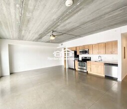 350 E Locust St in Des Moines, IA - Building Photo - Building Photo