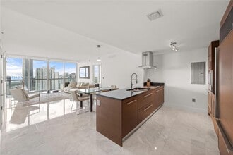 495 Brickell Ave, Unit 5003 in Miami, FL - Foto de edificio - Building Photo