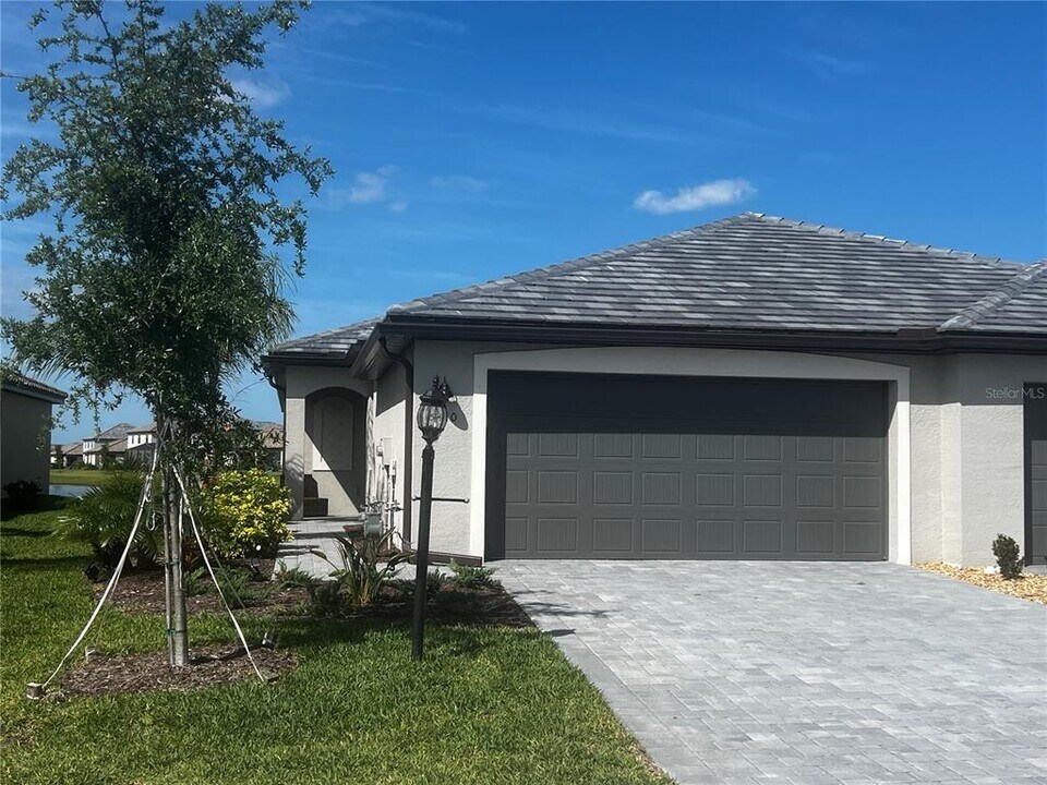 5410 Mystic Water Cv in Bradenton, FL - Foto de edificio
