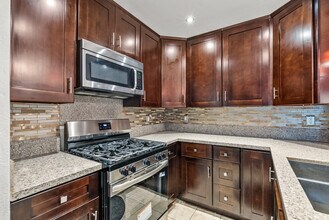 5700 Etiwanda Ave in Los Angeles, CA - Foto de edificio - Building Photo