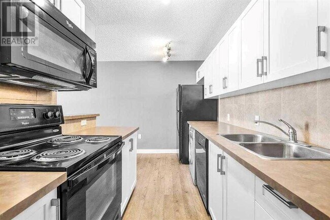 110-124 24 Ave SW in Calgary, AB - Building Photo - Building Photo