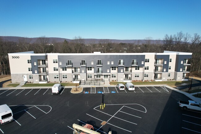 Commerce Park Apartments in Harrisburg, PA - Foto de edificio - Building Photo