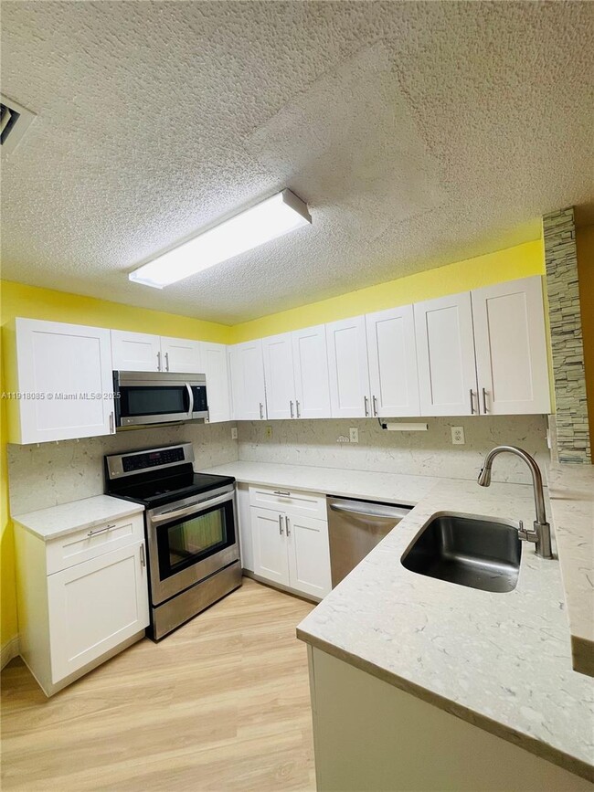 14105 SW 120th Ct in Miami, FL - Building Photo - Building Photo