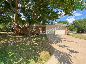 6166 Jennie Dr in Fort Worth, TX - Building Photo