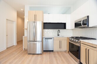 2042 W Irving Park Rd in Chicago, IL - Building Photo - Building Photo