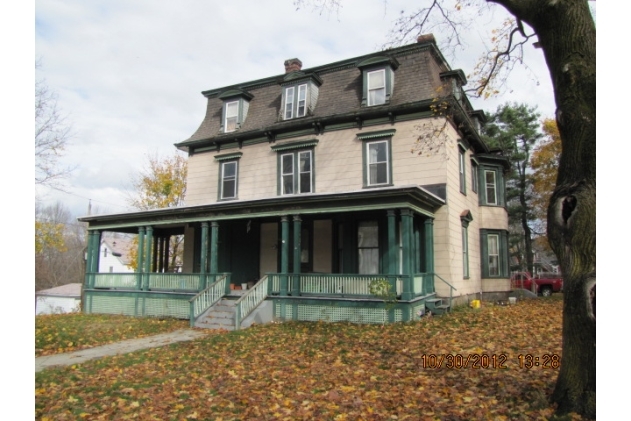 1328 Main St in Athol, MA - Foto de edificio