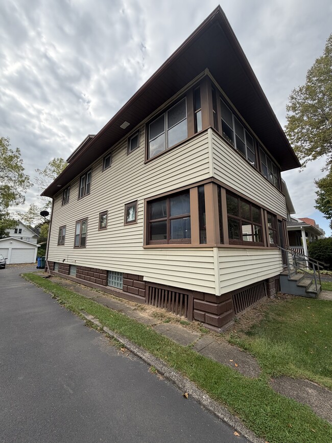 141 Congress Ave, Unit 141 in Rochester, NY - Foto de edificio - Building Photo