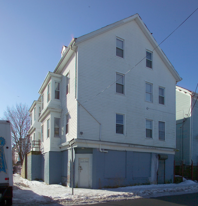 371 5th St in Fall River, MA - Building Photo - Building Photo