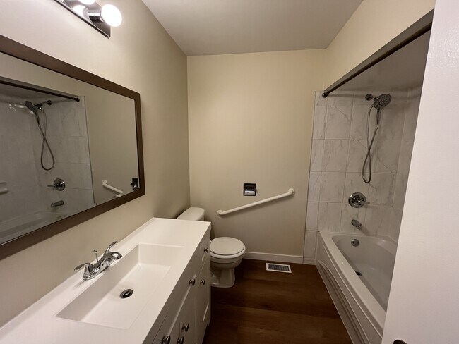 656 Gatensbury St in Coquitlam, BC - Building Photo - Building Photo