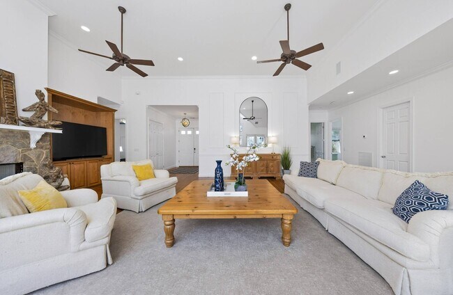 9 Sea Farm Ct in Bridgehampton, NY - Building Photo - Building Photo