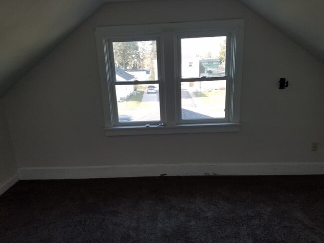 611 Lawn Drive, Unit Apartment #2/Upper Unit in Loves Park, IL - Building Photo - Building Photo