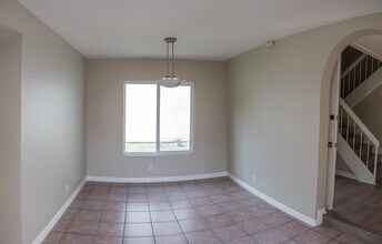 21705 Cabrosa in Mission Viejo, CA - Foto de edificio - Building Photo