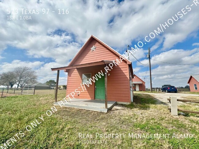 573 TX-97 in Floresville, TX - Foto de edificio - Building Photo