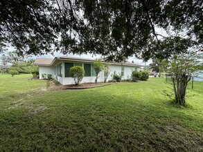 6114 Approach Ln in Sarasota, FL - Foto de edificio - Building Photo