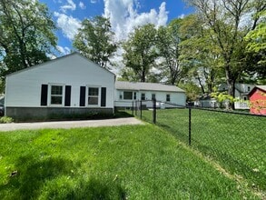 2 Robert St in Somers, CT - Building Photo - Building Photo