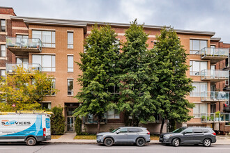 3835 Décarie Boul in Montréal, QC - Building Photo - Building Photo
