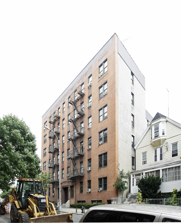 207 E 202nd St in Bronx, NY - Building Photo