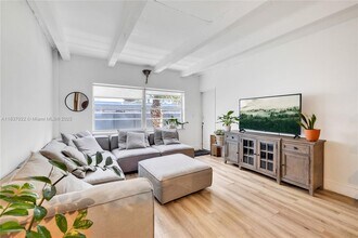 325 Ocean Dr in Miami Beach, FL - Building Photo - Building Photo
