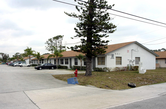 Phoenix Place Apartments in West Palm Beach, FL - Foto de edificio - Building Photo