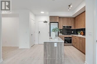 2501-2501 Saw Whet Blvd. in Oakville, ON - Building Photo - Building Photo