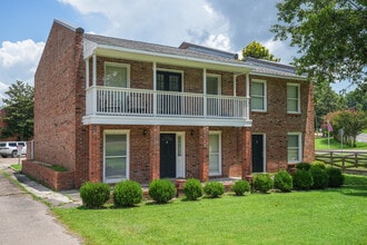 Canterbury Gardens in Starkville, MS - Foto de edificio - Building Photo