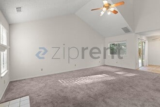 8665 N Cedar Ave in Fresno, CA - Foto de edificio - Building Photo