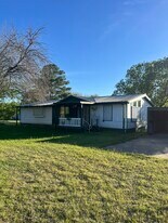 1379 N Vicha Rd in Axtell, TX - Building Photo