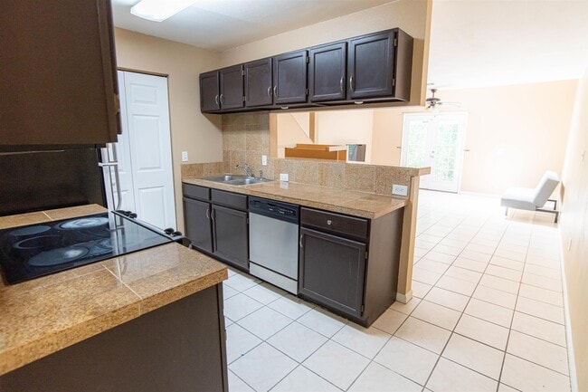 2186 Timberwood Cir N in Tallahassee, FL - Foto de edificio - Building Photo