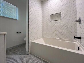 10223 S Dixon Ave in Inglewood, CA - Foto de edificio - Building Photo