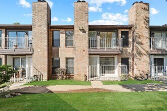 6633 W Airport Blvd in Houston, TX - Foto de edificio - Building Photo