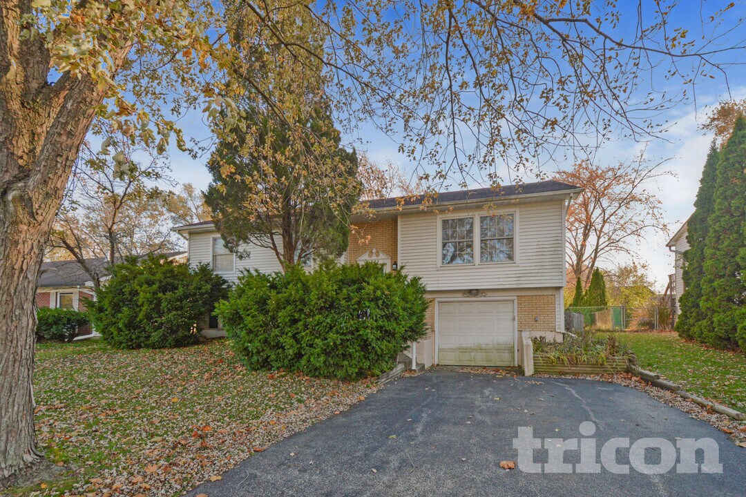 1045 Brush Hill Ln in Lake Zurich, IL - Foto de edificio