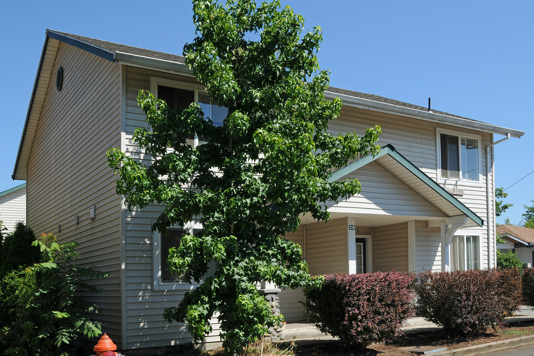 228-242 SE 106th Ave in Portland, OR - Building Photo