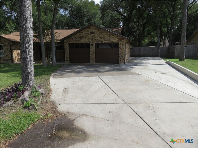 139 Lone Oak St in Seguin, TX - Building Photo - Building Photo