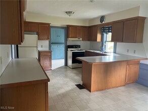 430 Prospect Ave N in Hartville, OH - Building Photo - Building Photo