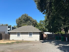 806 W 1st Ave in Chico, CA - Building Photo
