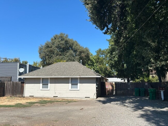 property at 806 W 1st Ave