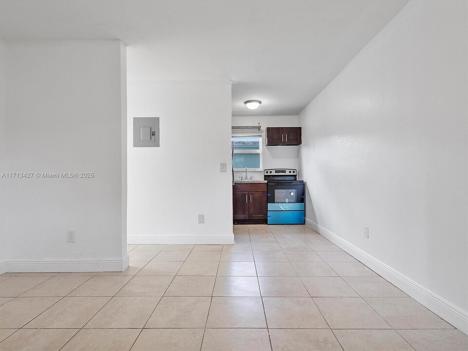 821 NW 5th Ave in Hallandale Beach, FL - Building Photo