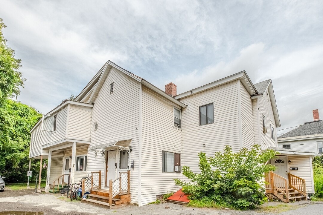 12 Hathaway Street in Waterville, ME - Foto de edificio