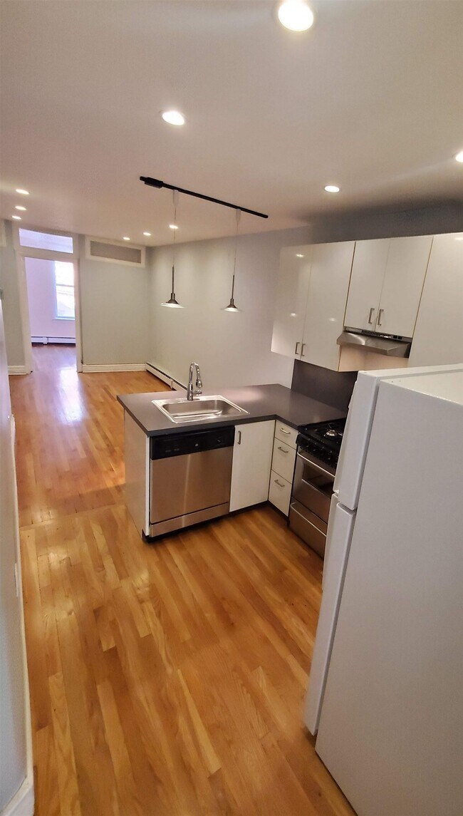 129 Clinton St in Hoboken, NJ - Building Photo - Building Photo