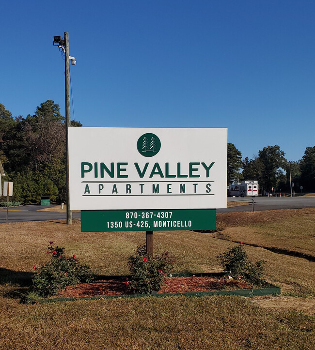 Pine Valley Apartments in Monticello, AR - Foto de edificio - Building Photo