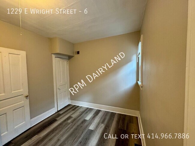 1229 E Wright St in Milwaukee, WI - Foto de edificio - Building Photo