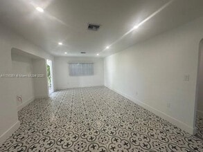 18447 NE 1st Ave in Miami, FL - Foto de edificio - Building Photo