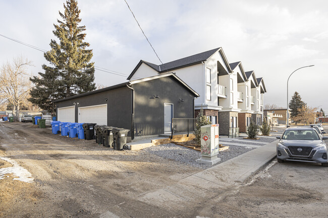 2303 22A St NW in Calgary, AB - Building Photo - Building Photo