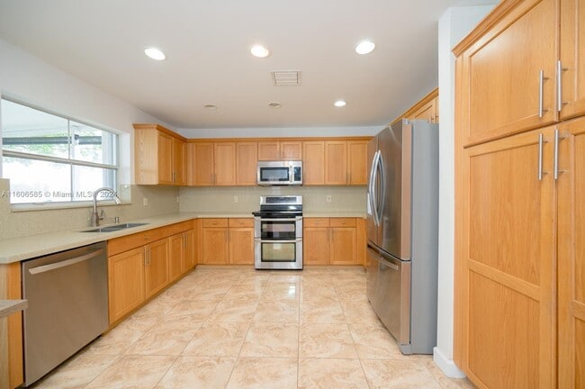 1898 NW 208th Way in Pembroke Pines, FL - Foto de edificio - Building Photo