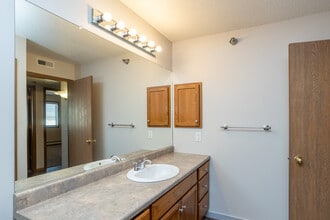 Eastern Hills Apartments in Sioux Falls, SD - Foto de edificio - Building Photo